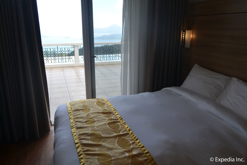 Vista Real Hotel Tagaytay City Екстериор снимка