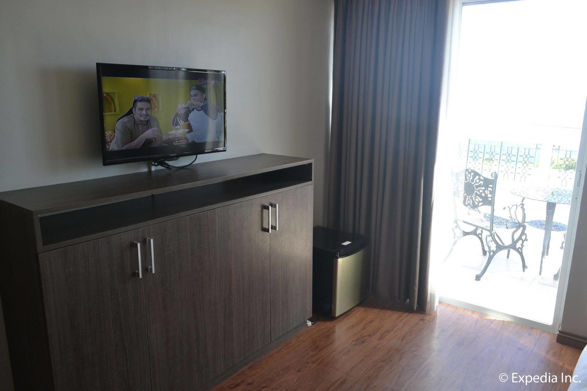 Vista Real Hotel Tagaytay City Екстериор снимка