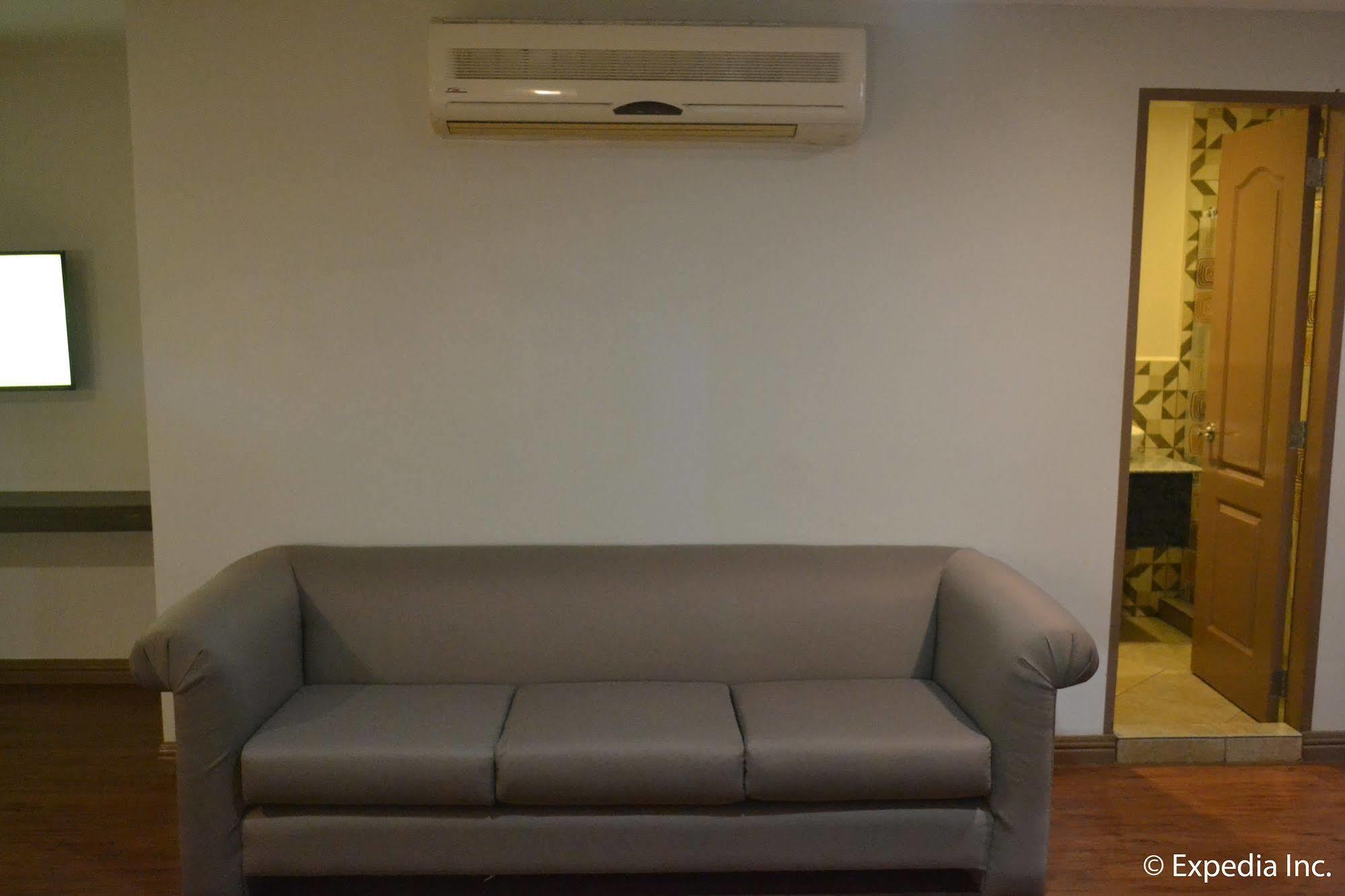 Vista Real Hotel Tagaytay City Екстериор снимка