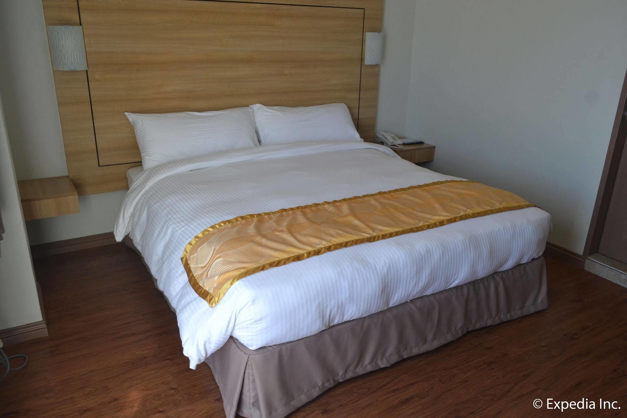 Vista Real Hotel Tagaytay City Екстериор снимка